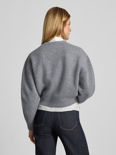 Vrouwenmodel draagt gebreid jack van Puur katoen met los model, doorlopende knoopsluiting, ribboorden, Style Icon Collection, Ganzkörperansicht Rückansicht.