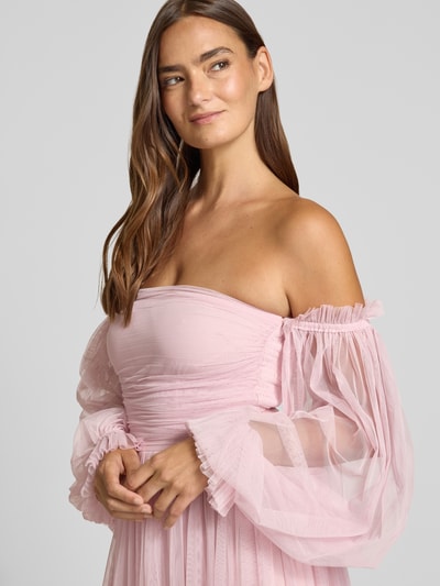 Frauenmodel trägt Abendkleid in Midilänge mit Raffungen von LACE & BEADS in Rosa, semitransparent, tailliert, Off-Shoulder, langärmelig, Nahaufnahme Oberkörper.