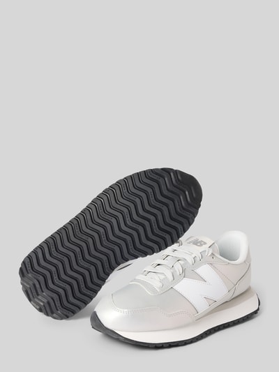 Productfoto, Sneaker met veters model '237' van New Balance, leer-textielmix met afgeronde neus, witte en grijze tinten, context: damessneaker, hakhoogte 3 cm, schachthoogte 7 cm, schachtwijdte 8 cm