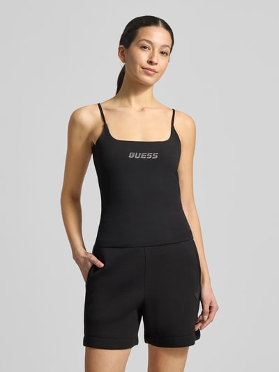 Frauenmodel trägt Trägertop mit Logo Modell 'ORTENSIA' von Guess Activewear, schwarzer Baumwoll-Elasthan-Mix, Karree-Ausschnitt, Regular Fit, Nahaufnahme Oberkörper.