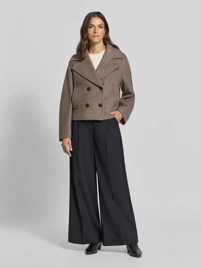 Vrouwenmodel draagt Regular fit lange jas met wol van Jake*s Casual in lichtbruin met zwarte knopen, brede kraag, Ganzkörperaanzicht van voren