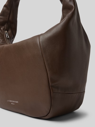 Produktfoto, braune Hobo Bag aus glattem Leder mit Label-Detail, Modell 'FARRAH' von LIEBESKIND BERLIN, Hauptfach mit Reißverschluss, Tragehenkel, Innenfach mit Reißverschluss, Breite 40 cm, Länge 26 cm, Tiefe 20 cm, Schulterriemen 68 cm