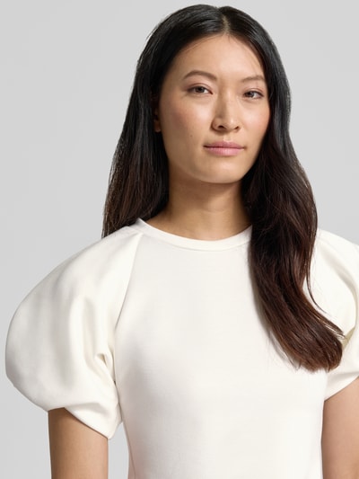 Vrouwenmodel draagt blouse met ballonmouwen van Rinascimento in gebroken wit, materiaalmix met stretch, ronde hals, getailleerd, Nahaufnahme Oberkörper.