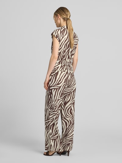 Frauenmodel trägt Regular Fit Jumpsuit aus Lyocell-Mix von s.Oliver BLACK LABEL mit abstraktem Braun-Beige-Muster, Ganzkörperansicht Rückansicht.