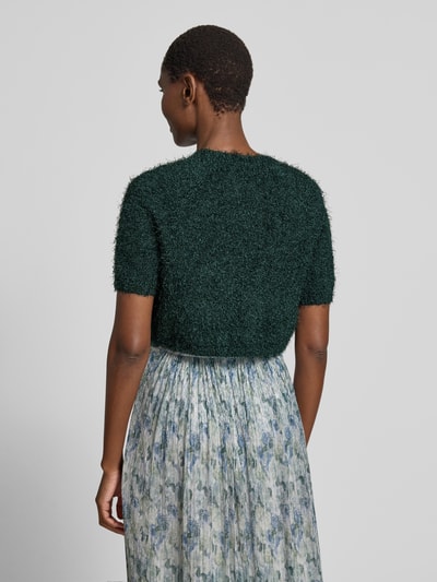 Frauenmodel trägt Cropped Bolero mit 1/2-Arm von V.M., dunkelgrün, strukturierte Oberfläche, Rückenlänge bei Größe S 41 cm, Ganzkörperansicht Rückansicht.