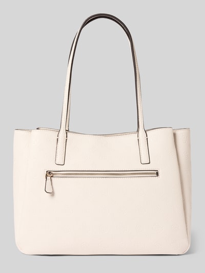 Produktfoto, Handtasche mit Anhänger und Label-Applikation von Guess in Creme mit Reißverschluss, Tragehenkeln, Struktur-Details, Breite 39 cm, Länge 28 cm, Tiefe 13 cm, Schulterriemen 63 cm.