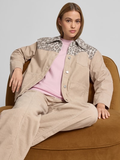 Frauenmodel trägt Cordjacke mit Animal-Print von BAUM & PFERDGARTEN, beige mit grauem Muster, Baumwolle, Relaxed Fit, Nahaufnahme Oberkörper.