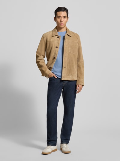 Mannenmodel draagt Longsleeve met geribde boorden van Scotch & Soda, katoen, regular fit, ronde hals, ruglengte 65 cm. Volledig frontaal lichaamsoverzicht.