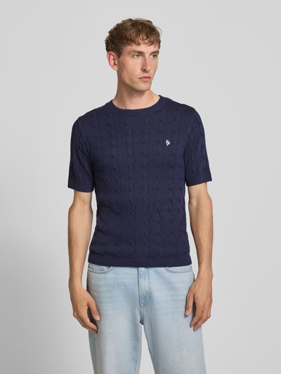 Männermodel trägt Slim Fit T-Shirt in Strick-Optik von REVIEW, Herren T-Shirt aus Reine Baumwolle, dunkelblau, Logo-Stitching, Ganzkörperansicht von vorne. Rückenlänge bei Größe M: 59 cm.