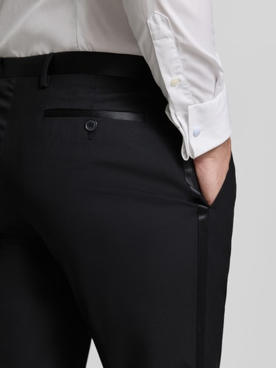 Männermodel trägt Slim Fit Anzughose mit Gesäßtaschen von MCNEAL, schwarz, glatte Textur, Detailaufnahme Rückansicht, Material-Mix mit Viskose.