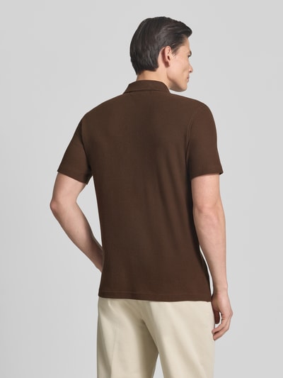 Männermodel trägt Regular Fit Poloshirt aus Baumwoll-Mix Modell 'BLAZE' von SELECTED HOMME, Optik: Unifarben, Ganzkörperansicht Rückansicht.