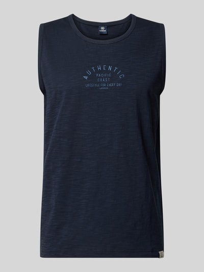 Produktfoto, Tanktop mit Statement-Print und Rundhalsausschnitt von Lerros, Herren Tanktop aus Reine Baumwolle, Regular-Fit, dunkelblau mit feiner Struktur, Label-Patch, Rückenlänge bei Größe M 67 cm, Vorderseite mit dezentem Statement-Print.