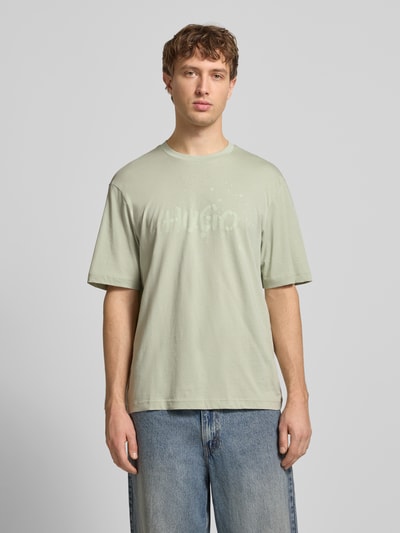 Męski t-shirt Regular Fit T-Shirt aus reiner Baumwolle Modell 'NIEROFIX_U261' od HUGO, efekt: jednolity kolor, 100% bawełna, nadruk z motywem, wyhaftowane logo, okrągły dekolt, krótki rękaw, Ganzkörperansicht von vorne.