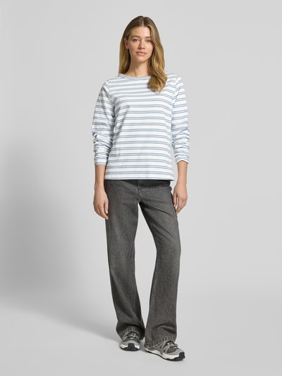 Frauenmodel trägt Longsleeve mit Rundhalsausschnitt Modell 'Asla' von My Essential Wardrobe im Baumwoll-Mix, Regular Fit, Ganzkörperansicht von vorne.