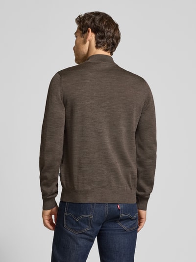 Männermodel trägt Regular Fit Sweatshirt aus reiner Schurwolle von MAERZ Muenchen in Braun, elastische Abschlüsse, Ganzkörperansicht Rückansicht.