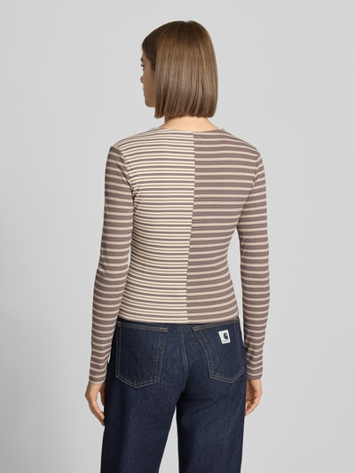 Kobiece model prezentuje kardigan rozpinany z Mieszanka materiałów z dodatkiem streczu, taliowany krój, okrągły dekolt, listwa guzikowa Modell 'PECAN' od DAISY STREET, długość tyłu w rozmiarze S: 50 cm, widok całej sylwetki z tyłu.