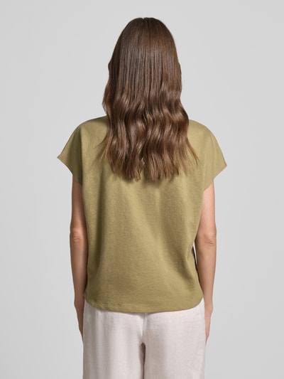 Frauenmodel trägt Regular Fit Poloshirt mit Strukturmuster Modell 'FLOAT' von Fynch-Hatton aus Reiner Baumwolle, Kurzärmelig, Rückenlänge bei Größe S 61 cm, Naturfarben und glatte Textur, Ganzkörperansicht Rückansicht.