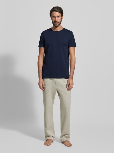 Männermodel trägt T-Shirt mit Rundhalsausschnitt im 2er-Pack von MCNEAL in Dunkelblau, Baumwolle, Slim Fit, Ganzkörperansicht von vorne