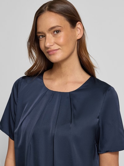 Frauenmodel trägt Regular Fit Bluse mit Rundhalsausschnitt und 1/2-Arm von Christian Berg Woman Selection, Material-Mix, Nahaufnahme Oberkörper.