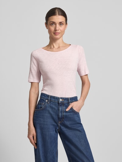 Frauenmodel trägt Slim Fit T-Shirt aus reiner Baumwolle von Marc O'Polo in zartem Rosa, unifarben, mit Logo-Print, Ganzkörperansicht von vorne