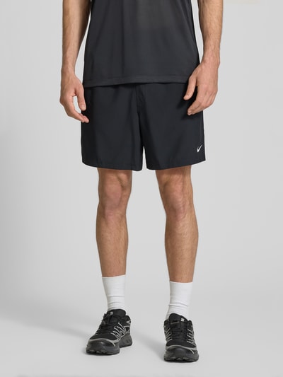 Männermodel trägt Shorts mit Logo-Print und Eingrifftaschen von NIKE TRAINING, recht model, elastische band met trekkoord, zij-steekzakken, logoprint, bandwijdte maat M 41 cm, binnenbeenlengte maat M 19 cm, Ganzkörperansicht von vorne.