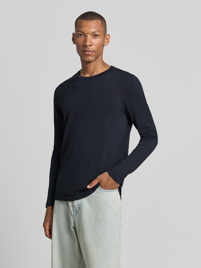 Mannelijk model draagt shirt met lange mouwen 'Slim Fit Langarmshirt reine Baumwolle' van DRYKORN in donkerblauw, puur katoen, slim fit, ronde hals, ribboordjes, ruglengte maat M 70 cm, mouwlengte maat M 70 cm, Ganzkörperansicht van voren.