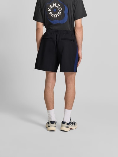 Männermodel trägt schwarze Shorts mit Logo-Stitching von Kenzo, Straight Fit, elastischer Bund, Gesäßtaschen, Eingrifftaschen, Ganzkörperansicht Rückansicht.