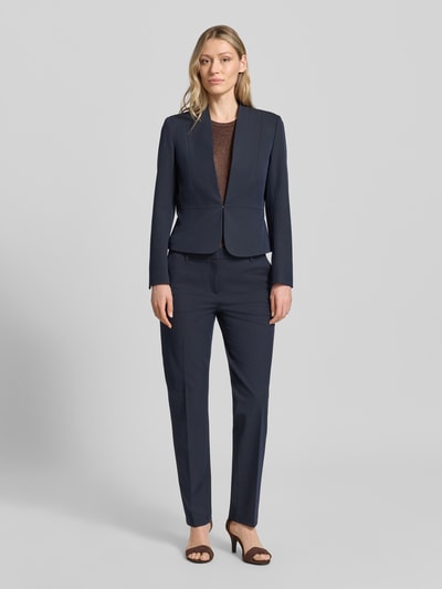 Frauenmodel trägt Slim Fit Blazer mit Hakenverschluss von Christian Berg Woman Selection, dunkelblauer Material-Mix, Ganzkörperansicht von vorne.