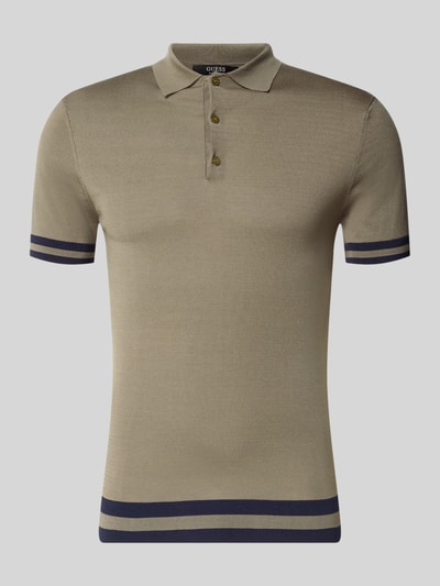 Produktfoto, Slim Fit Poloshirt aus Lyocell-Seide-Mix von GUESS, model 'LARRY', kołnierzyk polo, listwa guzikowa, paski w kontrastowym kolorze, długość tyłu w rozmiarze M: 67 cm, kolor beżowy z granatowymi paskami, gładka tekstura