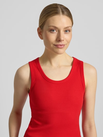 Frauenmodel trägt Slim Fit Top aus Baumwoll-Mix Modell 'CHLOE' von Vero Moda in Rot, Optik: Unifarben, Feinripp, Nahaufnahme Oberkörper.