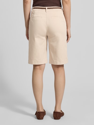 Frauenmodel trägt Bermudas mit Gürtel von comma in Beige, Baumwoll-Mix mit Stretch, Regular Fit, Detailaufnahme Rückansicht.