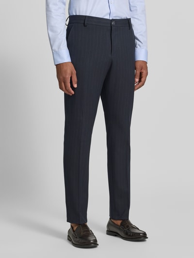 Männermodel trägt Slim Fit Anzughose mit Viskose-Anteil Modell 'PETER' von SELECTED HOMME in Dunkelblau mit feinen Streifen, Ganzkörperansicht von vorne.