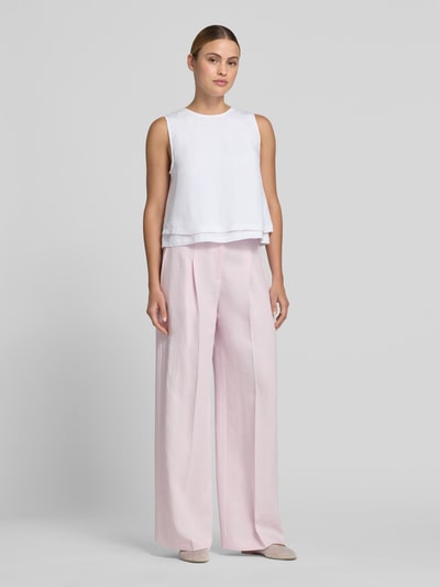 Frauenmodel trägt Relaxed Fit Hose aus Leinen-Mix Modell 'TIANA11' von BOSS, Optik: Unifarben, leicht strukturierte Oberfläche, Ganzkörperansicht von vorne.