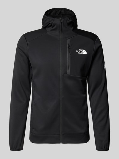 Produktfoto, schwarze Herren Sweatjacke mit Kapuze, Napoleontasche, durchgehendem Reißverschluss, Label-Details, Modell 'MOUNTAIN ATHLETICS' von The North Face, körpernahe Passform, elastische Abschlüsse, Rückenlänge 68 cm, Ärmellänge 67 cm, glatte Textur