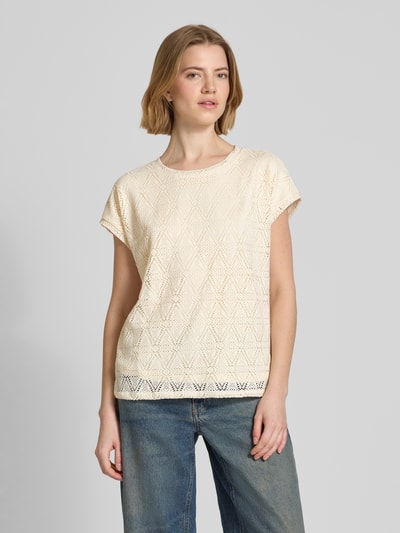 Frauenmodel trägt Regular Fit T-Shirt in Ajour-Strickoptik Modell 'MAYA' von Vero Moda, cremefarben, kurzarm, Rundhals, Nahaufnahme Oberkörper.