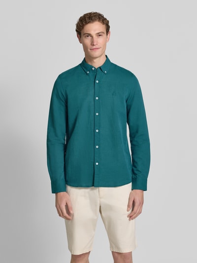 Männermodel trägt Regular Fit Freizeithemd aus Leinen-Baumwoll-Mix von Lerros in Türkis, Knopfleiste, Button-Down-Kragen, Ganzkörperansicht von vorne, Rückenlänge bei Größe M: 75 cm, Schulterbreite: 43 cm, Ärmellänge: 69 cm.