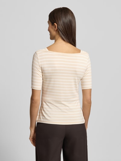Frauenmodel trägt T-Shirt mit U-Boot-Ausschnitt von Comma, Damen T-Shirt, Viskose-Elasthan-Mix, Slim-Fit, beige-weiß gestreift, Ganzkörperansicht Rückansicht.