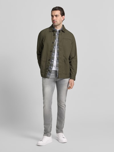 Männermodel trägt Regular Fit Jeans mit 5-Pocket-Design von MAC in Grau, Baumwoll-Mix mit Stretch-Anteil, gerader Schnitt, Ganzkörperansicht von vorne.