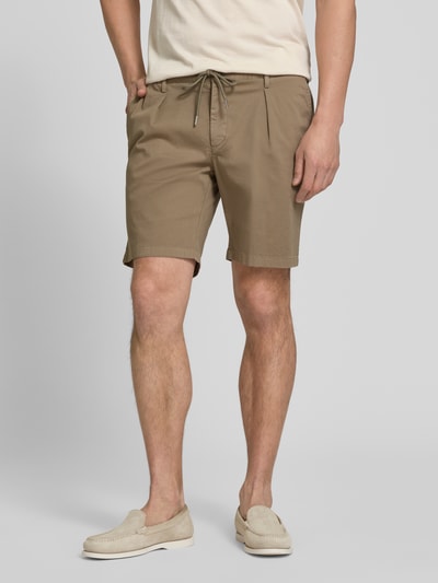 Männermodel trägt Straight Fit Shorts mit Bundfalten von Profuomo in Beige, elastischer Material-Mix, Nahaufnahme Oberkörper bis Knie.