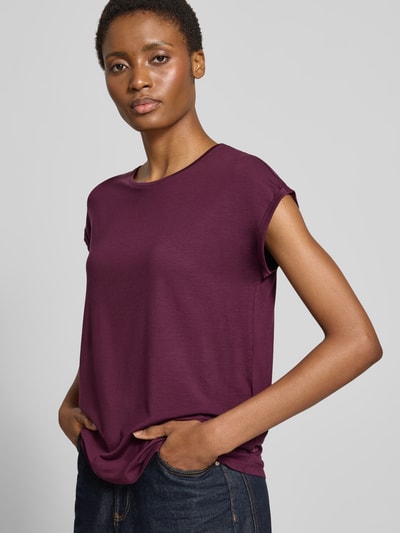 Frauenmodel trägt Regular Fit T-Shirt aus Lyocell-Mix Modell 'AVA' von VERO MODA, dunkellila, glatte Textur, Nahaufnahme Oberkörper.