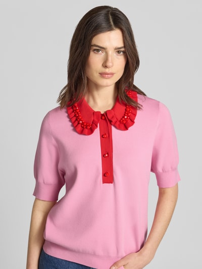 Frauenmodel trägt Regular Fit Pullover aus Viskose-Mix Modell 'JEWELRY' von Essentiel Antwerp, dwukolorowy, perły, kołnierzyk bebe z falbanami, okrągły dekolt, długi rękaw, dzianina; Ganzkörperansicht von vorne