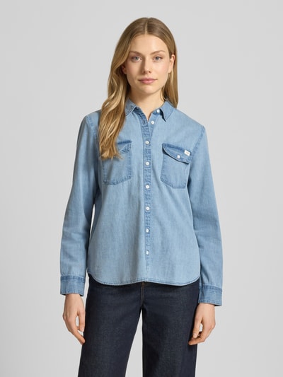 Vrouwenmodel draagt Regular Fit Jeanshemd met borstzakken model 'SEDANA' van Mustang, puur katoen, labeldetail, ruglengte maat 36: 63 cm, voorkant volledige lichaamsopname.