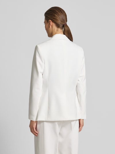 Frauenmodel trägt Shaped Fit Longblazer mit steigendem Reverskragen von s.Oliver BLACK LABEL, Optik: Unifarben, Rückenschlitz, Langarm, Pattentaschen, einreihige Knopfleiste, Ganzkörperansicht Rückansicht.