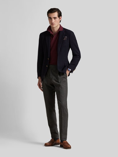 Männermodel trägt Slim Fit Poloshirt aus reiner Baumwolle von Polo Ralph Lauren in Bordeaux, kombiniert mit Sakko und Hose, Ganzkörperansicht von vorne. Herren Poloshirt von Polo Ralph Lauren.