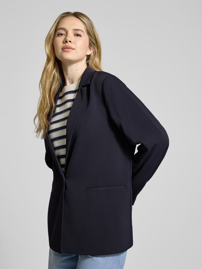 Kobiece modelka ma na sobie Relaxed Fit Blazer mit Reverskragen od comma, elastyczna mieszanka materiałów, kołnierz z połami, zapięcie na guzik, kieszenie z wypustkami, długość tyłu w rozmiarze 36: 70 cm, szerokość w rozmiarze 36: 49 cm, długość rękawów w rozmiarze 36: 63 cm, granatowy, całkowity widok od przodu.