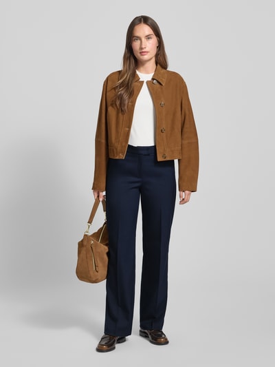 Kobiece modelka nosi Straight Fit Stoffhose mit Viskose-Anteil Modell 'Maine' od Brax, granatowy kolor, elastyczny materiał z kantem, Szerokość w rozmiarze 36: 40 cm, długość wewnętrzna nogawki: 81 cm, widok całej sylwetki z przodu.