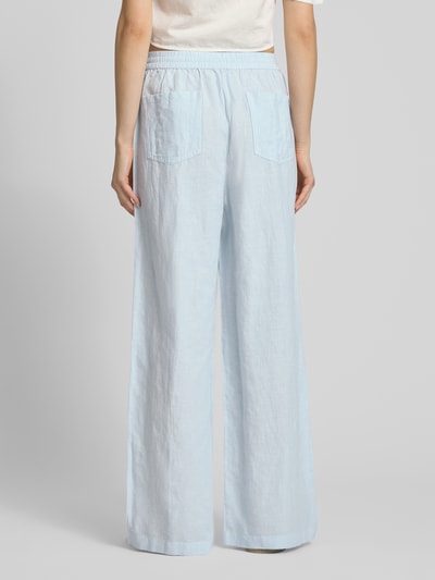 Frauenmodel trägt Weite Hose aus Leinen-Mix mit Tunnelzug von Tommy Jeans in Two-Tone-Optik, Loose-Fit Passform, Logo-Stitching, Bundabschluss mit Tunnelzug, seitliche Eingrifftaschen, aufgesetzte Gesäßtaschen, Material Leinen-Mix. Ganzkörperansicht Rückansicht.