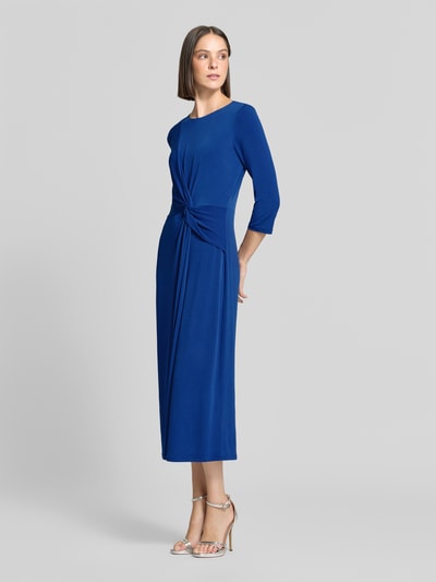 Frauenmodel trägt Tailliertes Freizeitkleid mit Knoten-Detail von s.Oliver BLACK LABEL in sattem Blau, Ganzkörperansicht von vorne.