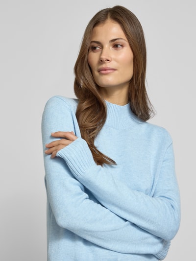 Kobiece modelka nosi Sweter z dzianiny z mieszanki wiskozy o luźnym kroju, stójka, krótki zamek błyskawiczny, prążkowane wykończenia, Christian Berg Woman, kolor jasnoniebieski, długość tyłu 62 cm, długość rękawa 66 cm, detaliczna tekstura, Nahaufnahme górnej części ciała.