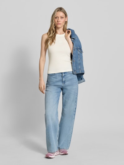 Frauenmodel trägt Slim Fit Tank Top aus Baumwoll-Mix Modell 'SMILE CAISA TANK TOP' von Vero Moda in Optik: Unifarben, Motiv-Stitching, Feinripp, Rundhals-Ausschnitt, Materialverarbeitung: Baumwoll-Mix, helle Farben, glatte Struktur, Ganzkörperansicht von vorne.